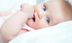 Когда у ребенка появляется первый зуб?