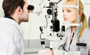 Почему лопаются сосуды в глазах?