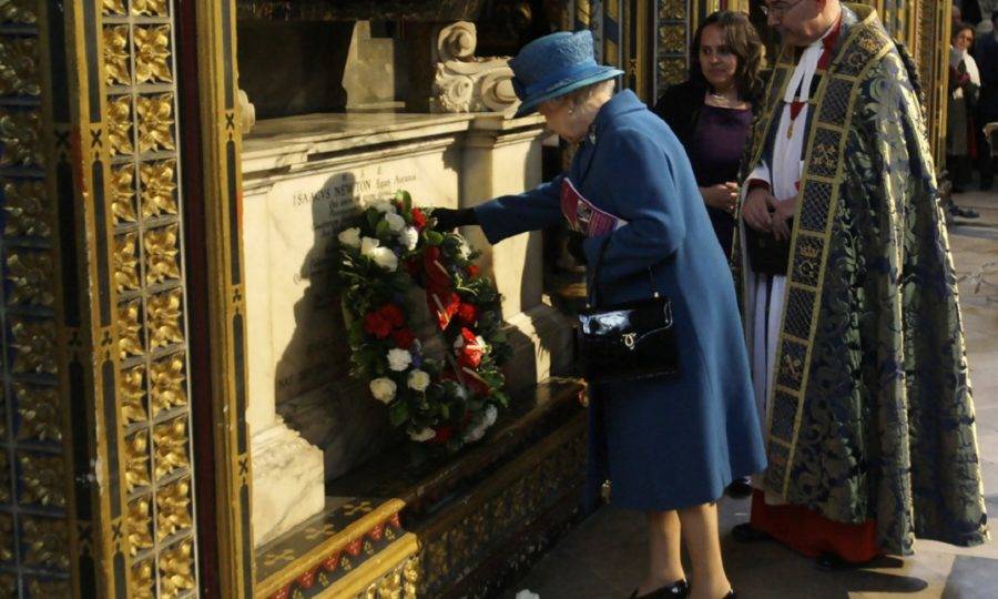 Королева Елизавета посещает могилу ученого в День Ньютона.