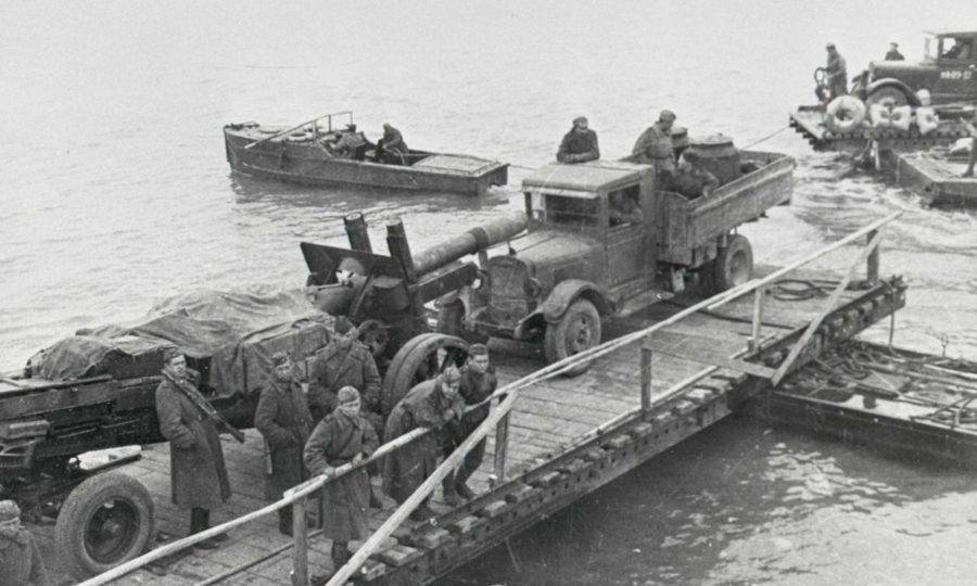 Переправа оборудования через реку. 1943 год.