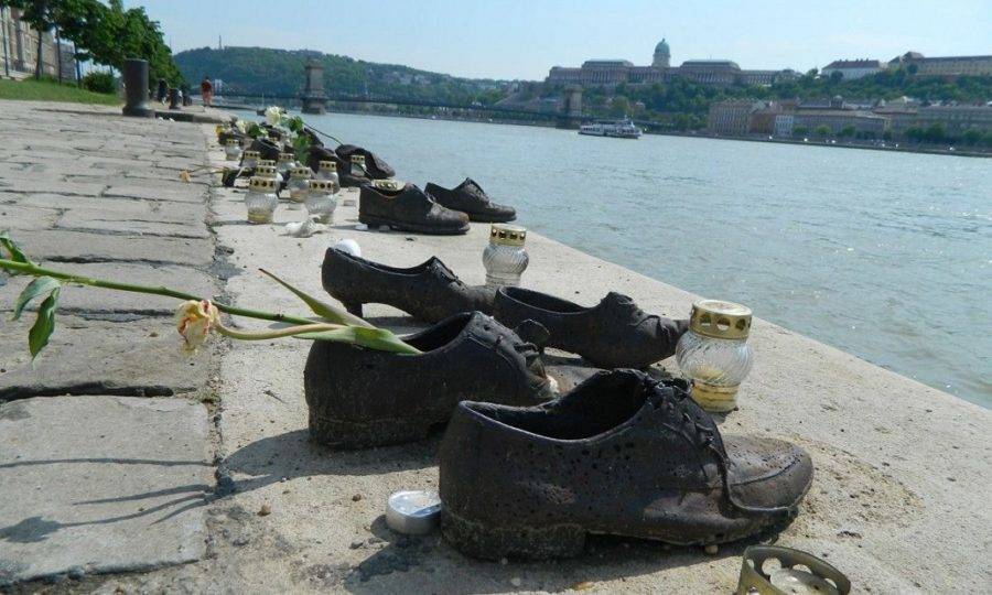 Мемориал памяти жертв Холокоста в Будапеште. Открыт в 2005 г.