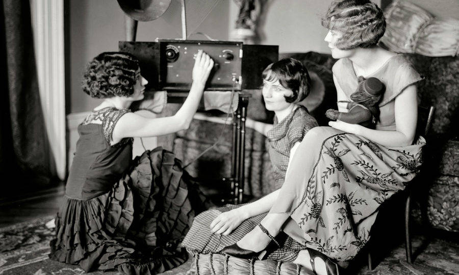 Девушки за прослушиванием грамофона, 1924 год