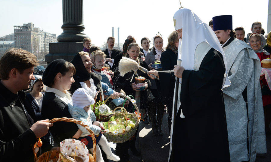 Святейший Патриарх Московский и всея Руси Кирилл у кафедрального соборного Храма Христа Спасителя в Москве