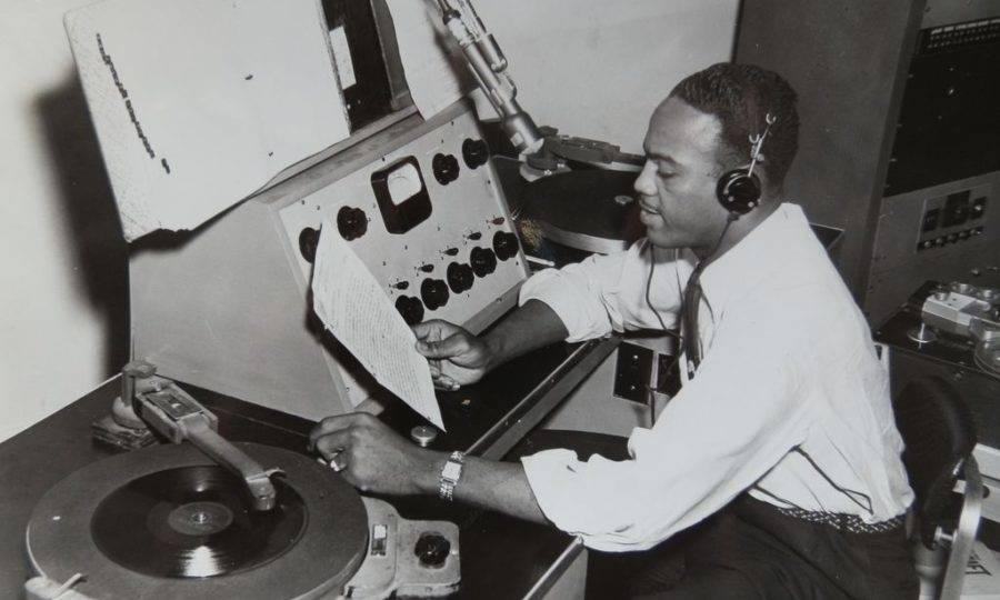 Темнокожий радиоведущий на Goodson Radio. США, Техас 1950