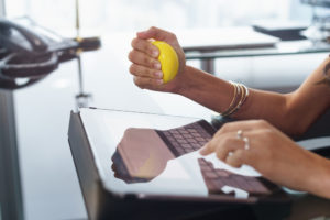 Эти лайфхаки помогут справиться со стрессом прямо сейчас