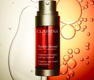 Компания Clarins выпустила новую омолаживающую сыворотку Double Serum