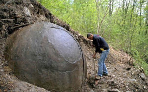 Просто гуляли в лесу и нашли очень странную вещь: 10 фото