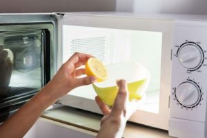 5 эффективных способов отмыть микроволновку, используя только подручные средства