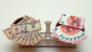 Курс евро к доллару приближается к отметке 1,11