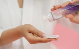 Нужно ли смывать мицеллярную воду с лица после использования?