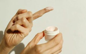 Какую косметику нужно хранить в холодильнике: 6 советов