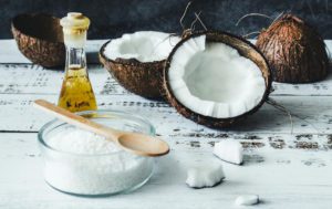 6 способов использовать натуральное кокосовое масло в уходе за собой