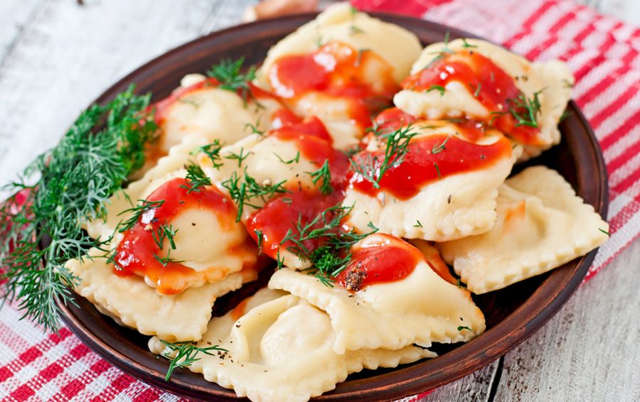 <a href="https://ru.freepik.com/free-photo/delicious-ravioli-with-tomato-sauce-dill_7338390.htm#from_view=detail_alsolike">Изображение от timolina на Freepik</a> Пельмени соус