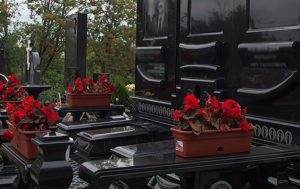 Критерии при выборе и покупке качественного памятника на могилу