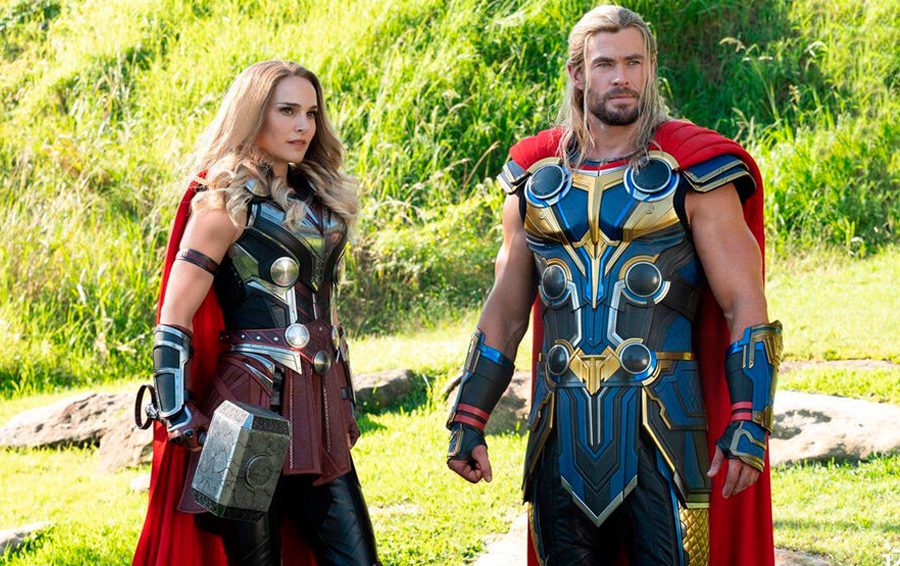 Фото: кадр из фильма «Тор: Любовь и Гром», Marvel Натали Портман и Крис Хемсворт