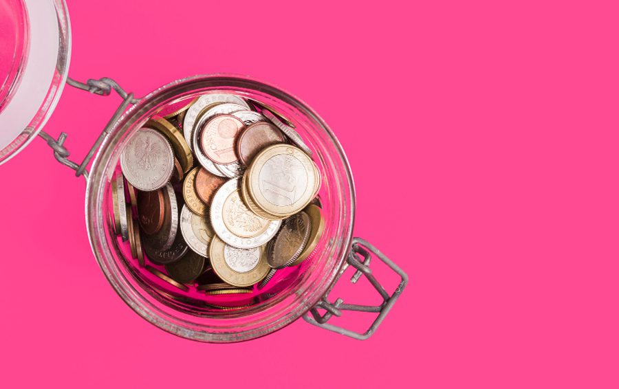<a href="https://www.freepik.com/free-photo/overhead-view-open-glass-jar-with-many-coins-pink-backdrop_3063802.htm#fromView=search&page=2&position=14&uuid=2dd95ff5-60ae-42dc-b087-1572b87495a3">Image by freepik</a> 4 факта о финансовых изменах