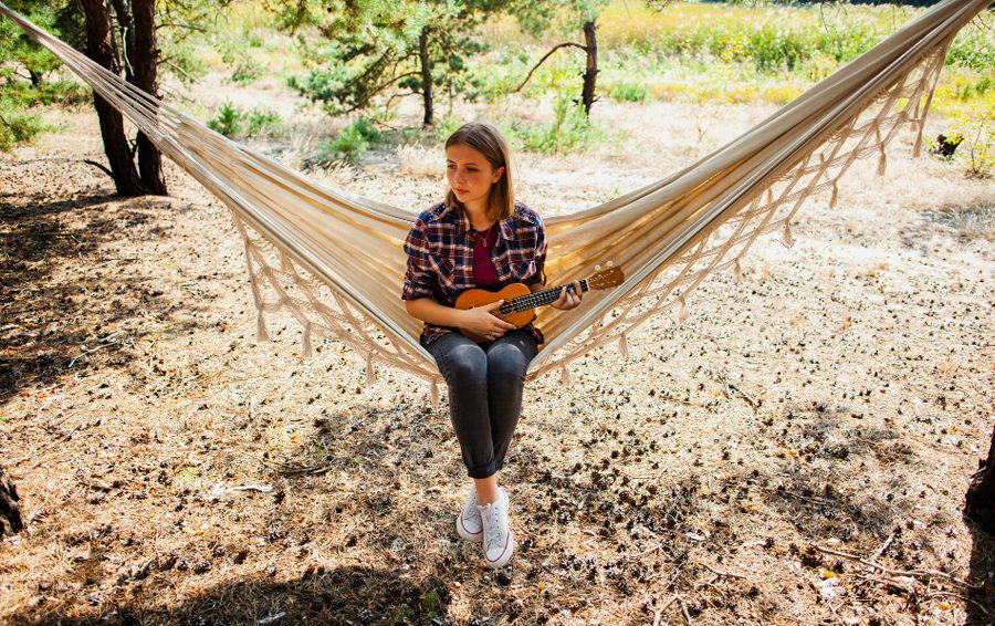 <a href="https://ru.freepik.com/free-photo/female-hammock-with-quitar_5635053.htm#fromView=search&page=1&position=10&uuid=beab82cd-d4a4-405f-a4a3-807b5167a969">Изображение от freepik</a> Качели и гамаки