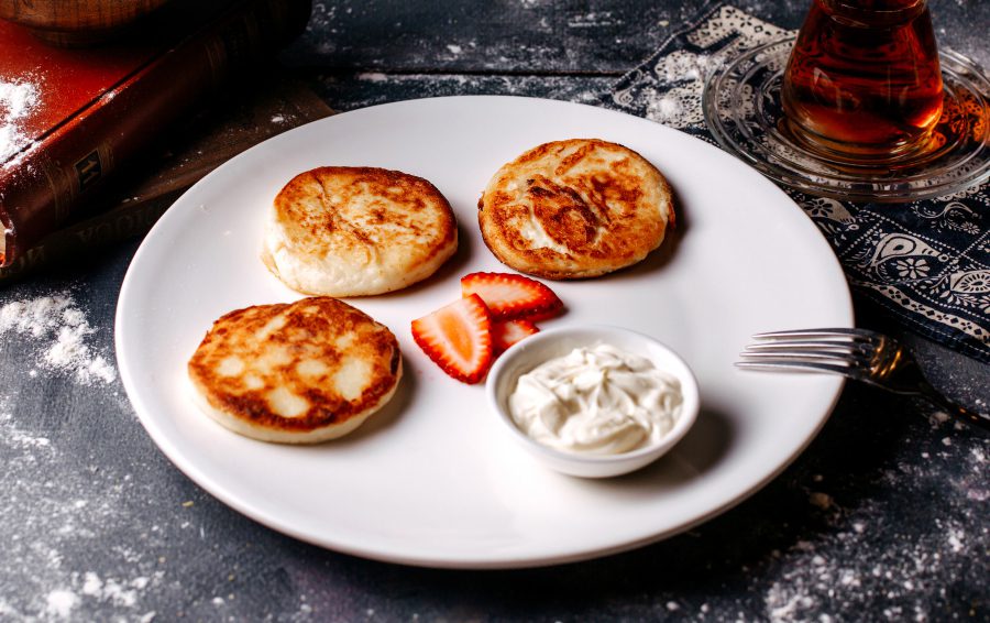 <a href="https://ru.freepik.com/free-photo/front-view-pancakes-along-with-strawberry-slices-sour-cream-hot-tea-grey-floor_8853841.htm#from_view=detail_alsolike">Изображение от KamranAydinov на Freepik</a> Как приготовить идеальные сырники