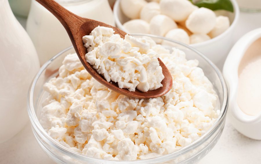 <a href="https://ru.freepik.com/free-photo/delicious-close-up-dairy-product-with-spoon_5101996.htm#fromView=search&page=1&position=1&uuid=a2bc4b7d-c667-4d1c-99e4-79a697d7153d">Изображение от freepik</a> Используйте качественный творог