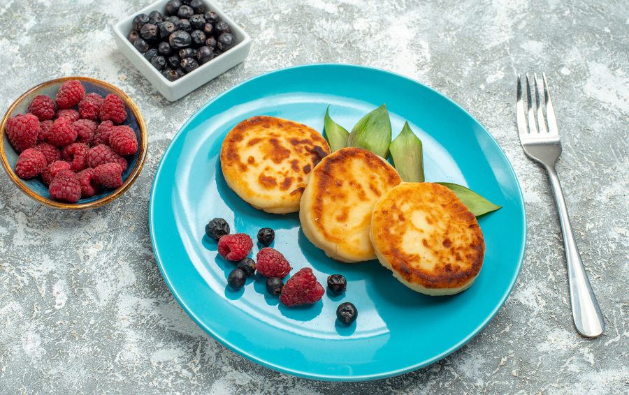 <a href="https://ru.freepik.com/free-photo/front-view-delicious-muffins-with-berries-light-table_16994619.htm#from_view=detail_alsolike">Изображение от KamranAydinov на Freepik</a> Как приготовить идеальные сырники
