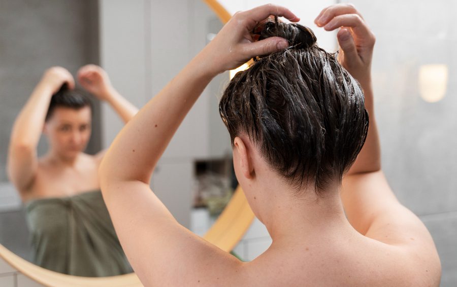 <a href="https://ru.freepik.com/free-photo/young-woman-applying-anti-dandruff-product_24482927.htm#fromView=search&page=2&position=9&uuid=c2edfd57-7a72-4fb5-9a3a-39fe16b28511">Изображение от freepik</a> Мыть волосы без шампуня после тренировок