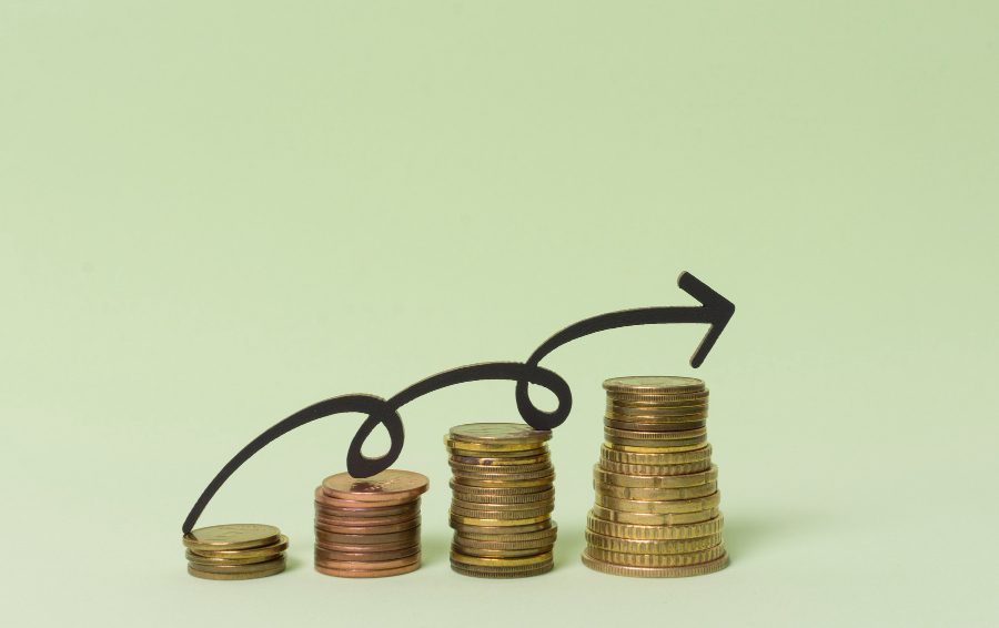 <a href="https://ru.freepik.com/free-photo/piles-coin-money-with-arrow_6998032.htm#fromView=search&page=2&position=48&uuid=379300b4-278a-4f20-8314-1740478f40bb">Изображение от freepik</a> Как составить финансовый план на год за 5 шагов