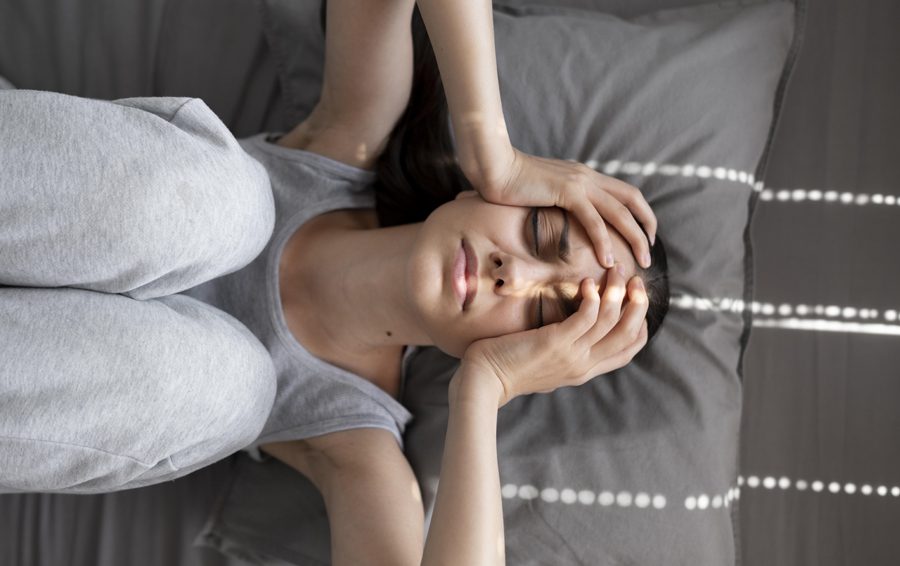 <a href="https://ru.freepik.com/free-photo/medium-shot-sad-woman-pillow_17637742.htm#fromView=search&page=1&position=33&uuid=87293898-d322-4880-af62-270ecaf246a2">Изображение от freepik</a> Как справиться со стрессом