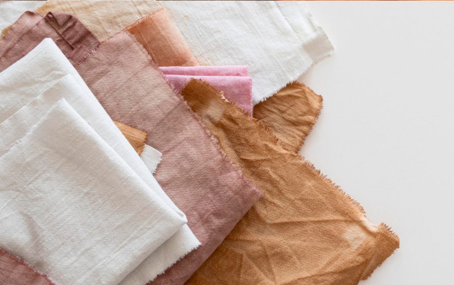 <a href="https://ru.freepik.com/free-photo/top-view-cloths-made-with-different-natural-pigments-with-copy-space_10875893.htm#fromView=search&page=1&position=1&uuid=e0f17aef-890b-439b-ad00-521c7c522838">Изображение от freepik</a> Почему одежда из льна стоит дороже и есть ли смысл переплачивать