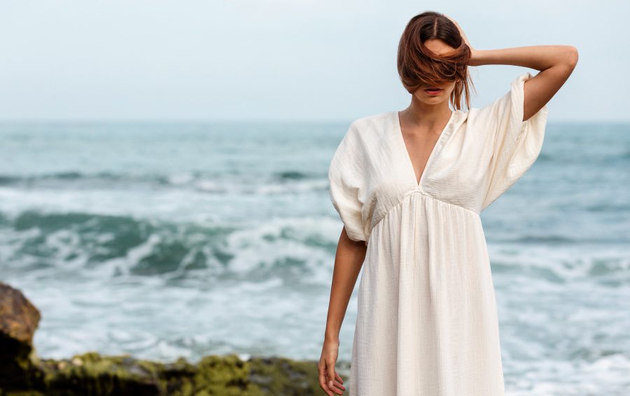 <a href="https://ru.freepik.com/free-photo/portrait-woman-covering-her-face-with-hair-beach_28478902.htm#fromView=search&page=2&position=1&uuid=c6da0b79-f8b0-4819-9241-52d5d30312e5">Изображение от freepik</a> В одежде из льна не жарко