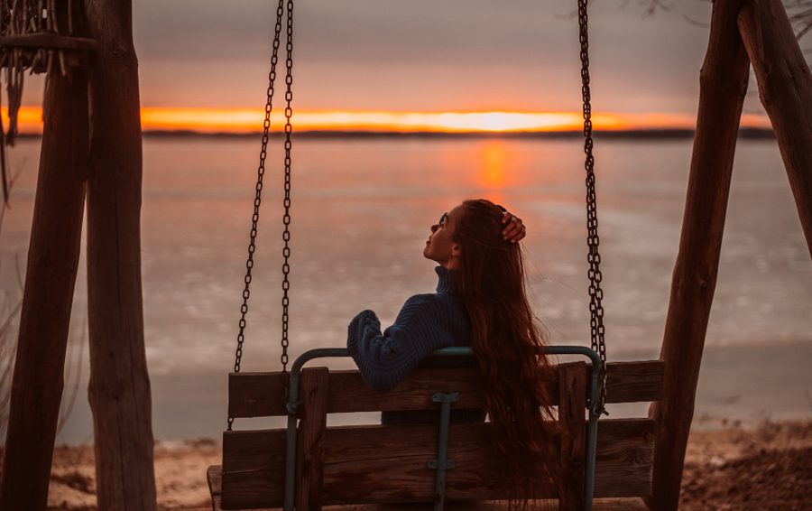 <a href="https://ru.freepik.com/free-photo/woman-enjoying-time-relaxing-by-beautiful-lake-sunrise_8591766.htm#fromView=search&page=2&position=8&uuid=449a6beb-2214-4e53-a0c2-859ffab50e19">Изображение от teksomolika на Freepik</a> Мечты развивают воображение
