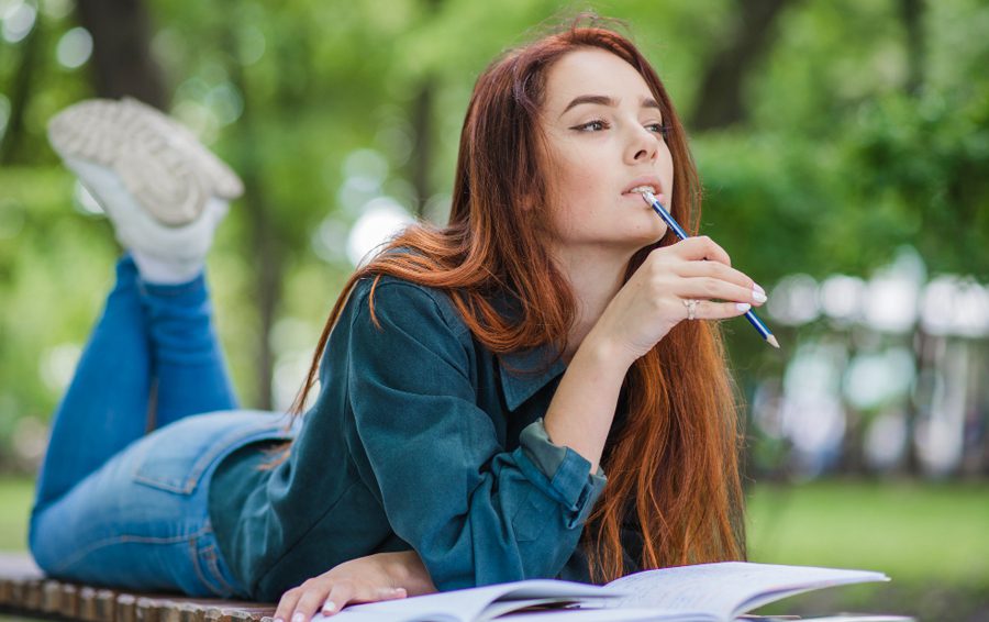 <a href="https://ru.freepik.com/free-photo/girl-lying-table-biting-pencil_1249918.htm#fromView=search&page=1&position=9&uuid=449a6beb-2214-4e53-a0c2-859ffab50e19">Изображение от freepik</a> Мечты помогают ставить цели и достигать их