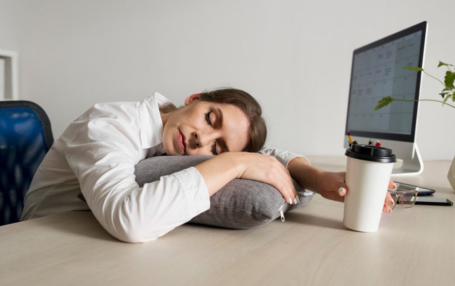 <a href="https://ru.freepik.com/free-photo/young-woman-sleeping-work_15632102.htm#fromView=search&page=1&position=2&uuid=9a54a10c-c282-4137-b8c7-a8242ef712c9">Изображение от freepik</a> Причины хронической усталости