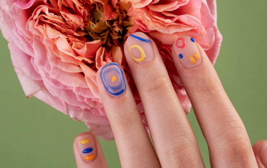 <a href="https://ru.freepik.com/free-photo/close-up-hands-with-beautiful-manicure-flower_23675425.htm#fromView=search&page=2&position=45&uuid=8ca9b30c-02b4-47ea-9e08-037f7a98223f">Изображение от freepik</a> Как гель-лак вредит ногтям