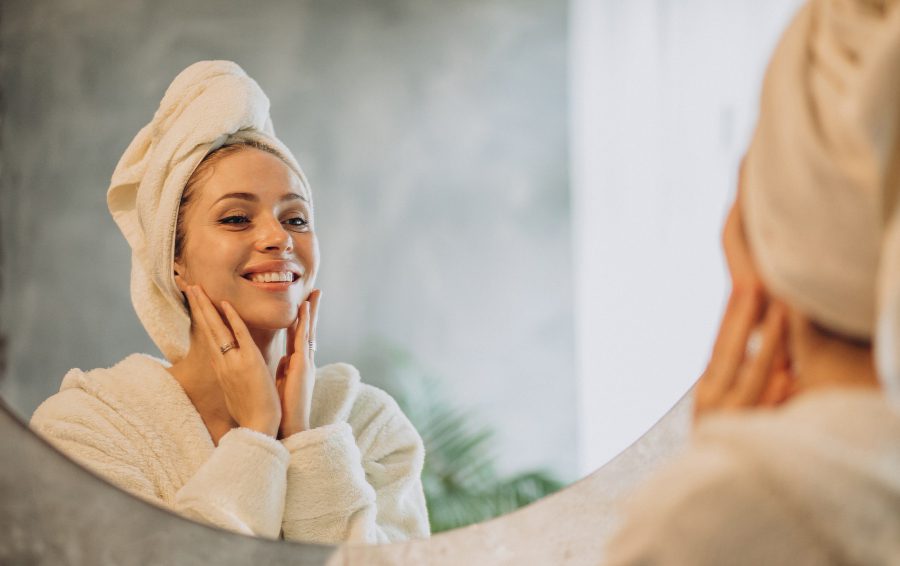 <a href="https://ru.freepik.com/free-photo/woman-home-applying-cream-mask_10703996.htm#fromView=search&page=2&position=27&uuid=603d0321-34cb-4bb4-8eac-c8408676c28b">Изображение от senivpetro на Freepik</a> Но у протирания лица кубиками льда есть и недостатки