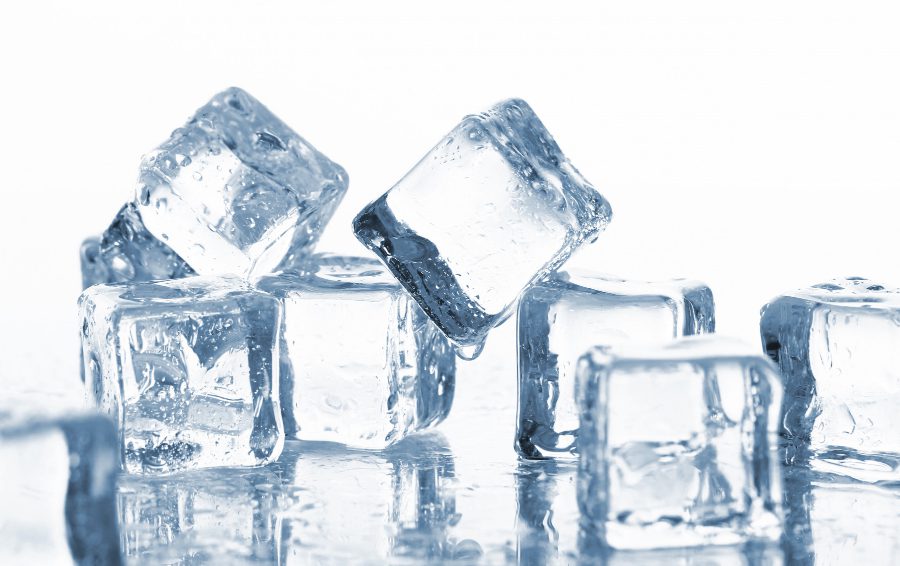 <a href="https://ru.freepik.com/free-photo/wet-cold-ice-cubes_6900182.htm#from_view=detail_alsolike">Изображение от Racool_studio на Freepik</a> Как правильно использовать лед для лица