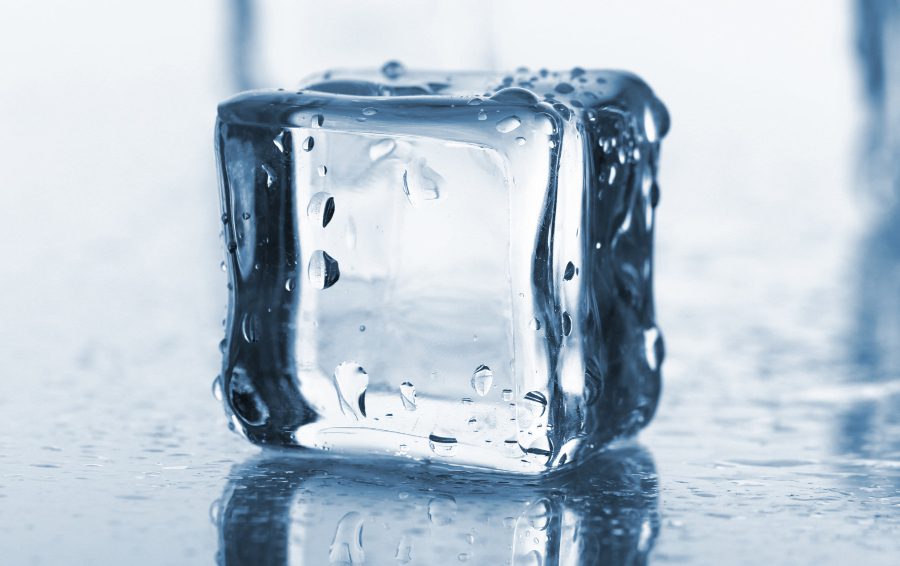 <a href="https://ru.freepik.com/free-photo/wet-cold-ice-cubes_6900185.htm#from_view=detail_alsolike">Изображение от Racool_studio на Freepik</a> Польза от протирания лица кубиком льда