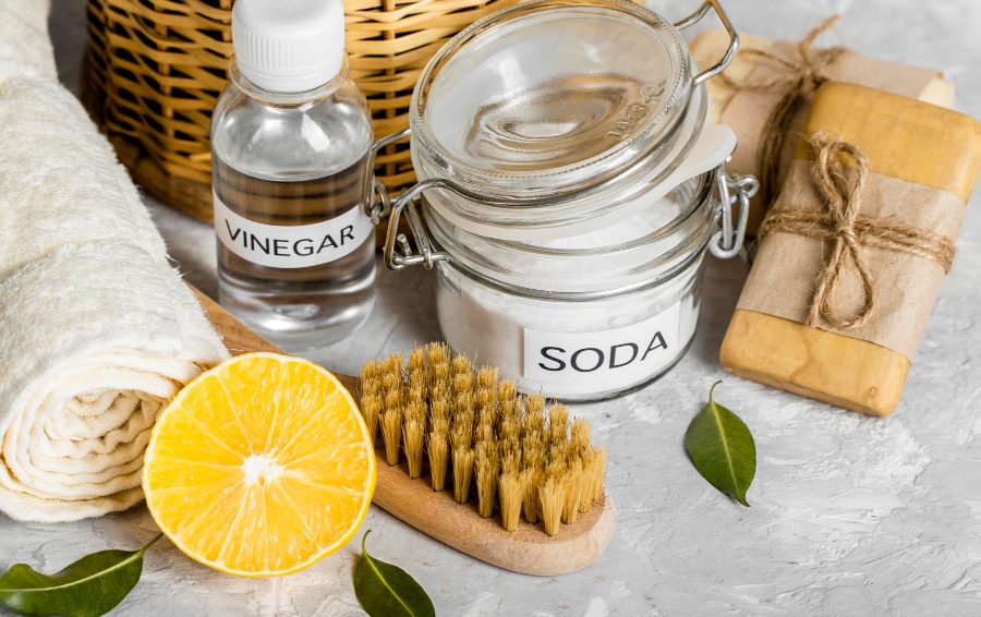 <a href="https://ru.freepik.com/free-photo/high-angle-eco-friendly-cleaning-products-collection_12059855.htm#fromView=search&page=1&position=2&uuid=66063dd9-31fd-4c65-95eb-e8f0a3f6ac7c">Изображение от freepik</a> 5 секретов продуктивной уборки от минималистов