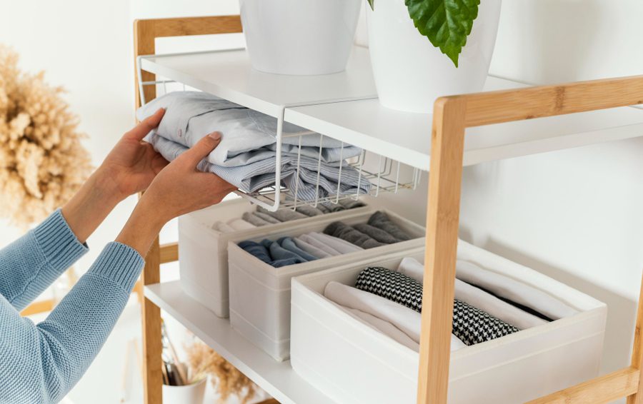 <a href="https://ru.freepik.com/free-photo/organized-cabinet-home_12454698.htm#fromView=search&page=1&position=20&uuid=57590332-9786-4fe3-b83a-88b91b9f2f10">Изображение от freepik</a> 5 секретов продуктивной уборки от минималистов