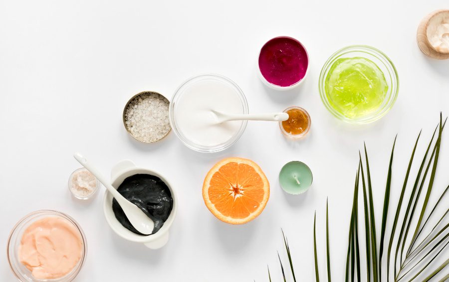<a href="https://ru.freepik.com/free-photo/flat-lay-natural-cosmetics-concept_8515303.htm#fromView=search&page=2&position=27&uuid=70a64740-535b-47dc-a41b-bb76a34cba33">Изображение от freepik</a> Народные средства для ухода за волосами