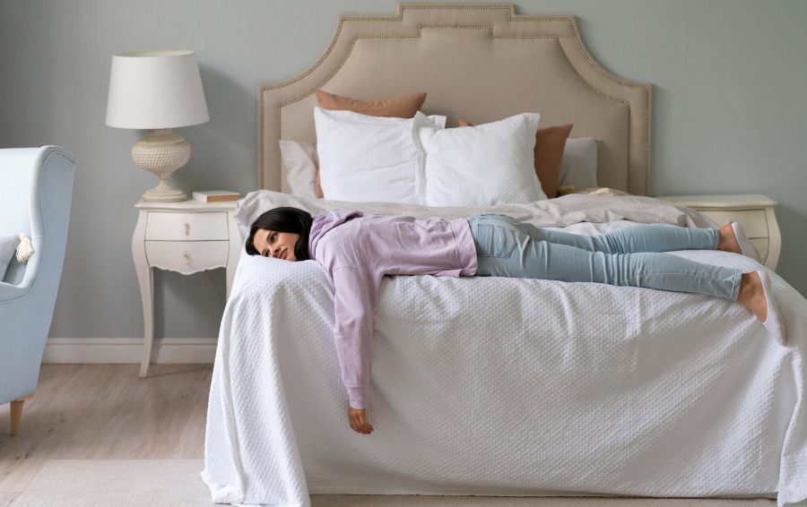 <a href="https://ru.freepik.com/free-photo/young-woman-sleeping-home_16135557.htm#fromView=search&page=1&position=12&uuid=0e739916-0c38-4392-a81b-97aaa5506f97">Изображение от freepik</a> Спать и отдыхать
