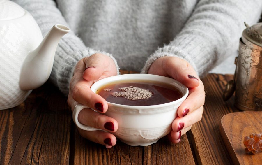 <a href="https://ru.freepik.com/free-photo/front-view-woman-with-tea-concept_8399651.htm">Изображение от freepik</a> дожить до 100 лет