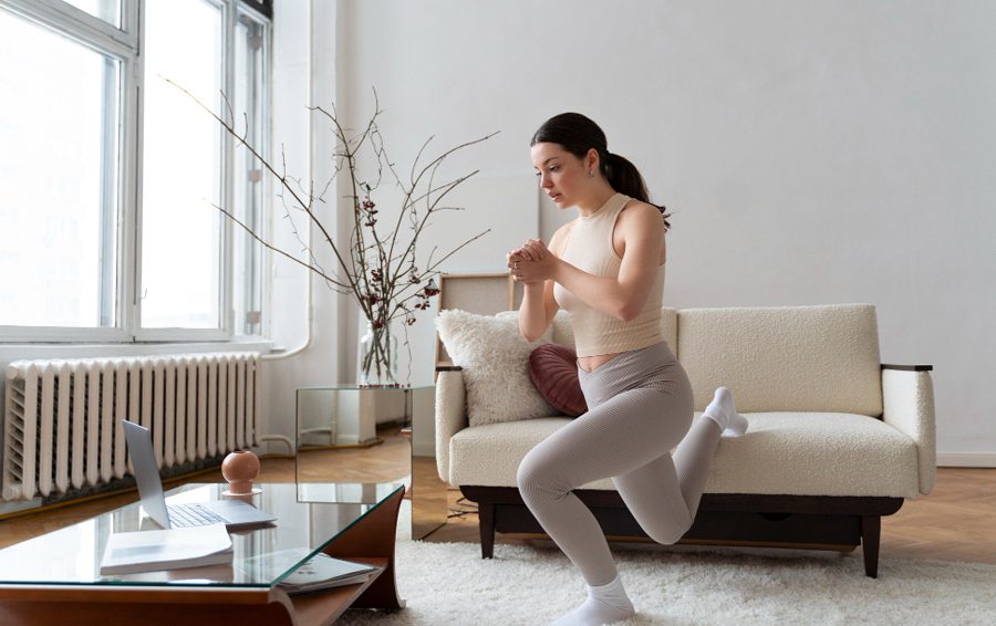 <a href="https://ru.freepik.com/free-photo/woman-working-out-after-online-fitness-instructor_21802908.htm#fromView=search&page=1&position=0&uuid=b0c544fd-4469-4c4e-8b94-462cc475955a">Изображение от freepik</a> Улучшение общего самочувствия