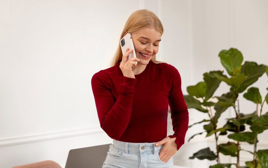 <a href="https://ru.freepik.com/free-photo/zensina-srednego-vystrela-razgovarivaet-po-telefonu_20825014.htm#fromView=search&page=1&position=2&uuid=b8047555-50d4-48e1-ad84-0a3d7532f0e3">Изображение от freepik</a> Заведите привычку дезинфицировать устройство