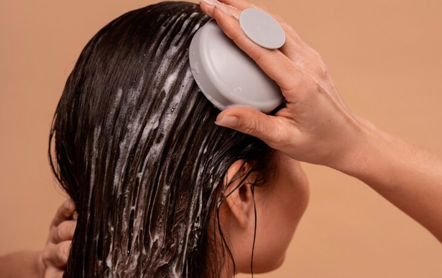 <a href="https://ru.freepik.com/free-photo/medium-shot-woman-giving-herself-scalp-massage_150934373.htm#fromView=search&page=1&position=17&uuid=9695cb11-e6bf-4f8d-93ec-f6f79b457ec0">Изображение от freepik</a> маска для волос