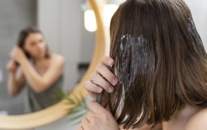 Как сделать маску для волос еще эффективнее: что работает, а что нет?