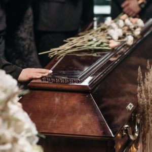 Венки на похоронах: история ритуала и современные тренды