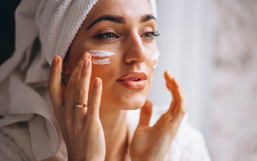 <a href="https://ru.freepik.com/free-photo/woman-applying-face-cream_4410897.htm#fromView=search&page=2&position=10&uuid=5a2d52b3-5697-41f7-bd66-b069cdff4a5c&query=%D0%BA%D1%80%D0%B5%D0%BC+%D0%B4%D0%BB%D1%8F+%D0%BB%D0%B8%D1%86%D0%B0">Изображение от senivpetro на Freepik</a> Косметика с пробиотиками