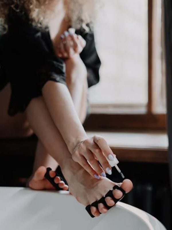 Фото: pexels - cottonbro studio Идеальный педикюр дома 6 советов для гладких пяток и ухоженных ногтей