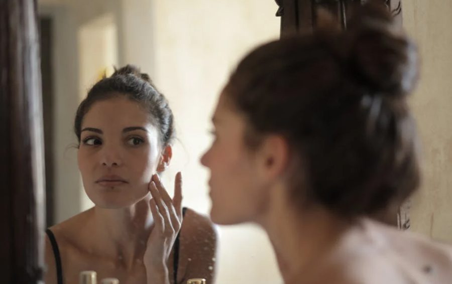 Фото: pexels - Andrea Piacquadio Почему прыщи возвращаются? 7 ошибок, которые сводят на нет даже профессиональный уход