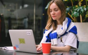 Переработки, газлайтинг, обесценивание: 7 манипуляций на работе, которые разрушают карьеру